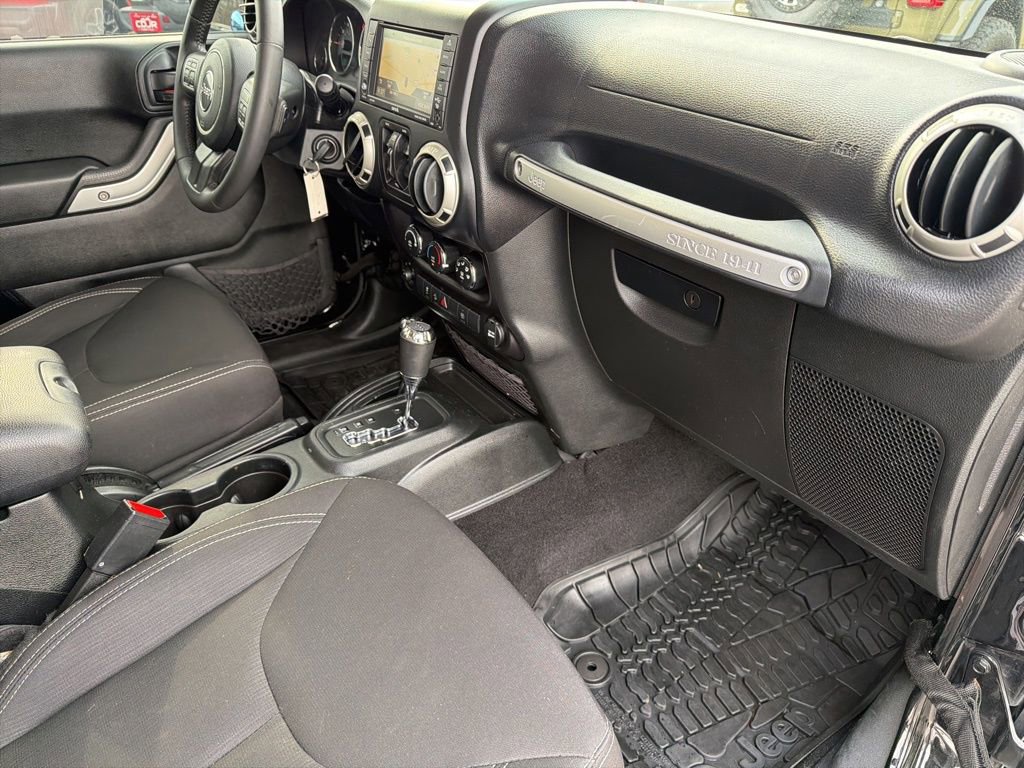 Used 2018 Jeep Wrangler Unlimited Rubicon w/ Connectivity Group image 24