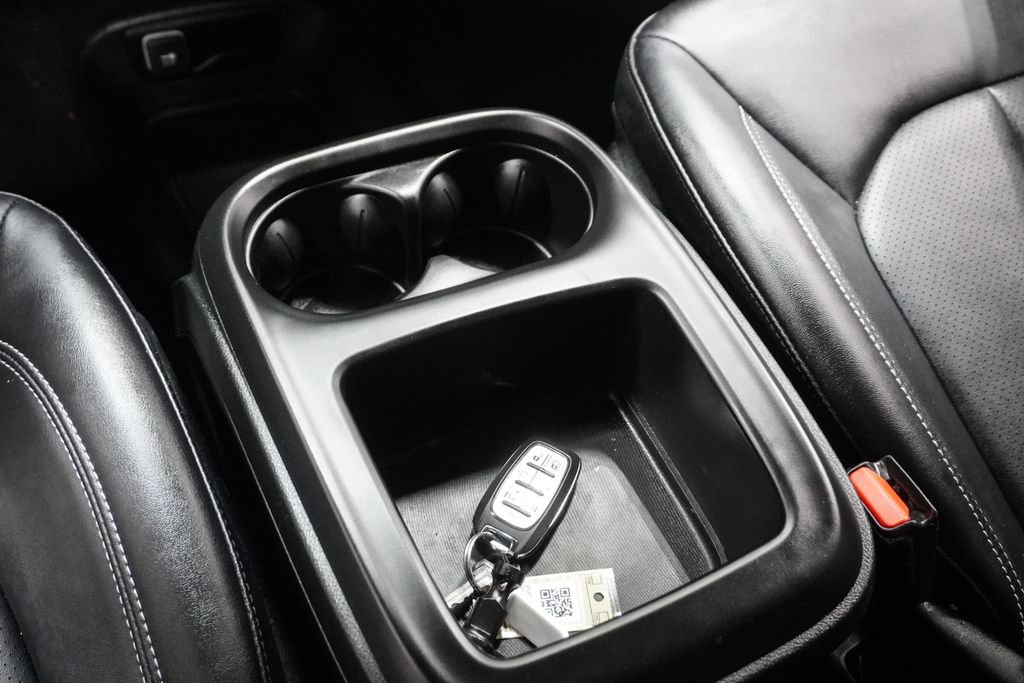 Used 2025 Chrysler Pacifica Select image 24