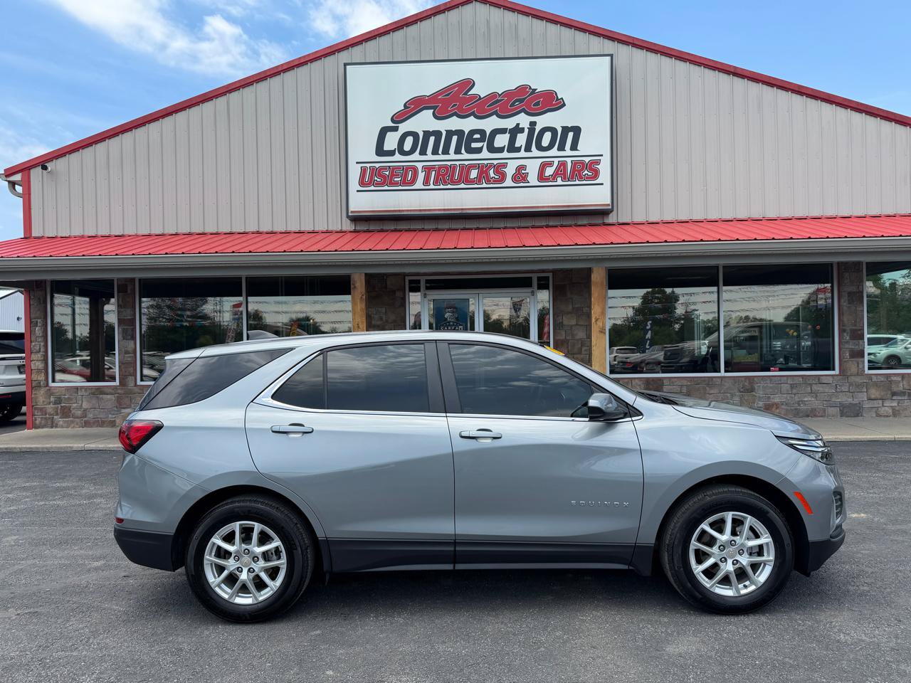 Used 2024 Chevrolet Equinox LT w/ LPO, Floor Liner Package FWD image 3