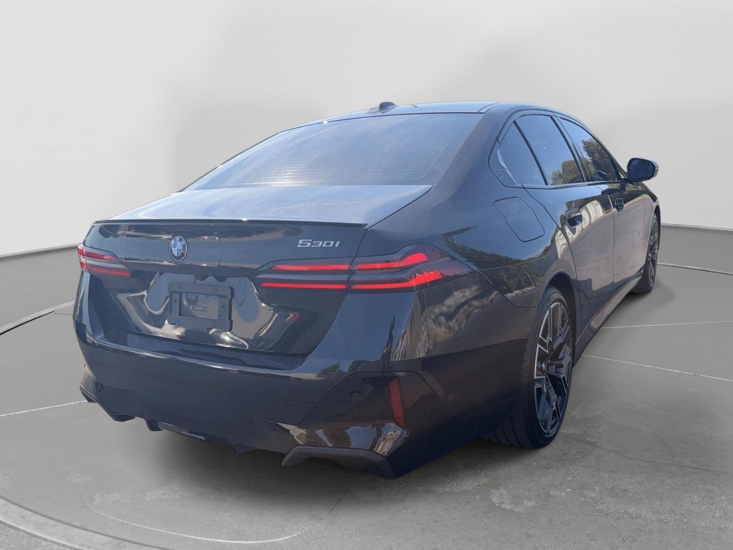 Used 2025 BMW 530i w/ M Sport Package RWD image 3