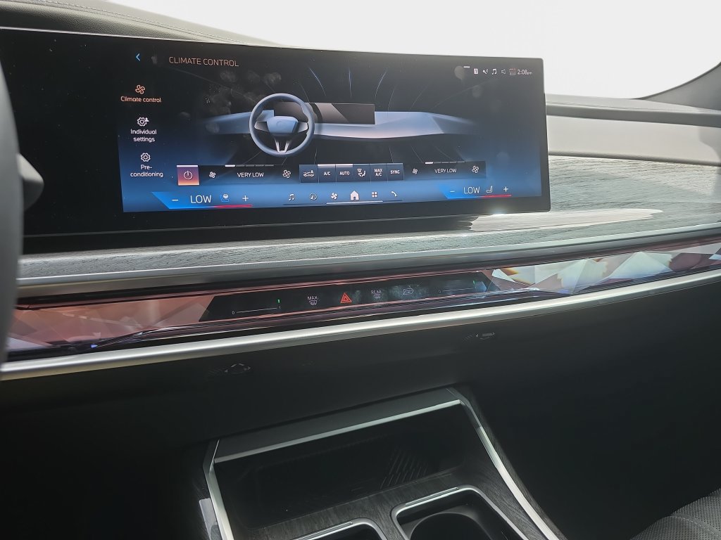 Certified 2024 BMW i7 eDrive50 w/ Premium Package RWD image 13