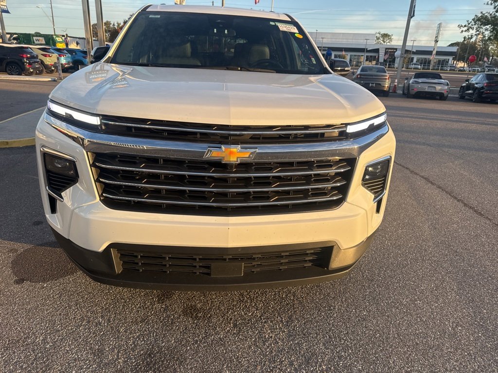Used 2025 Chevrolet Traverse LT image 3