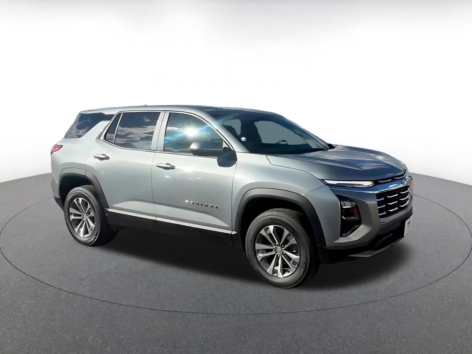 Used 2025 Chevrolet Equinox LT image 2