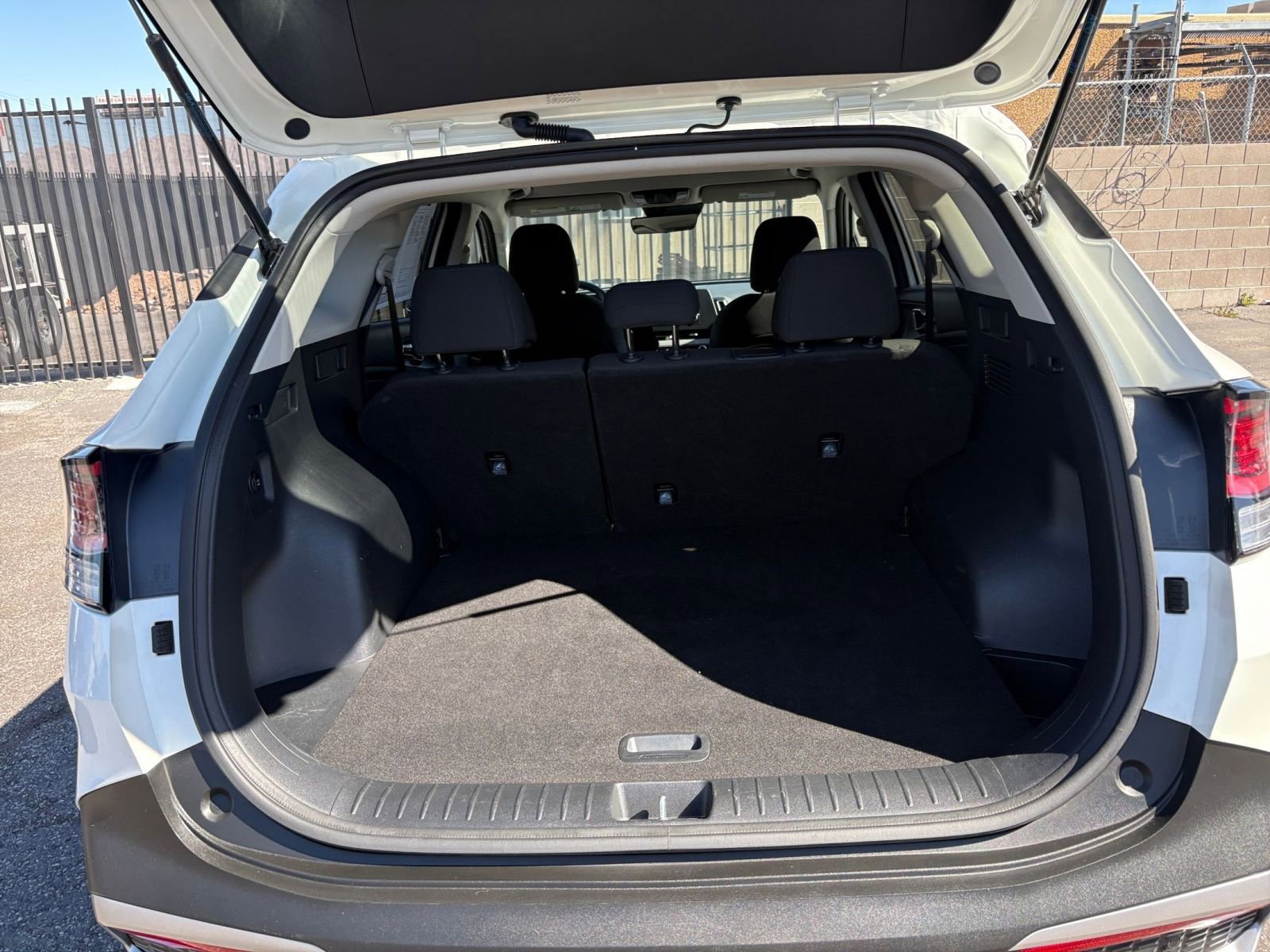 Used 2025 Kia Sportage LX image 30