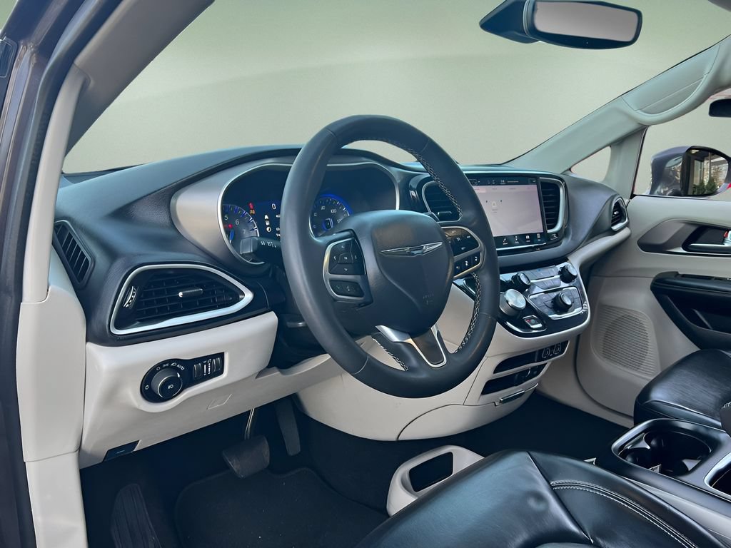 Used 2022 Chrysler Pacifica Touring-L FWD image 9
