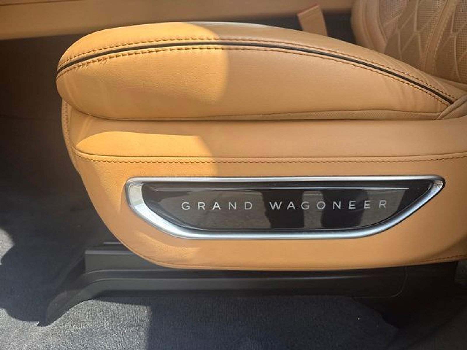 Used 2025 Jeep Grand Wagoneer L Series III AWD/4WD image 38
