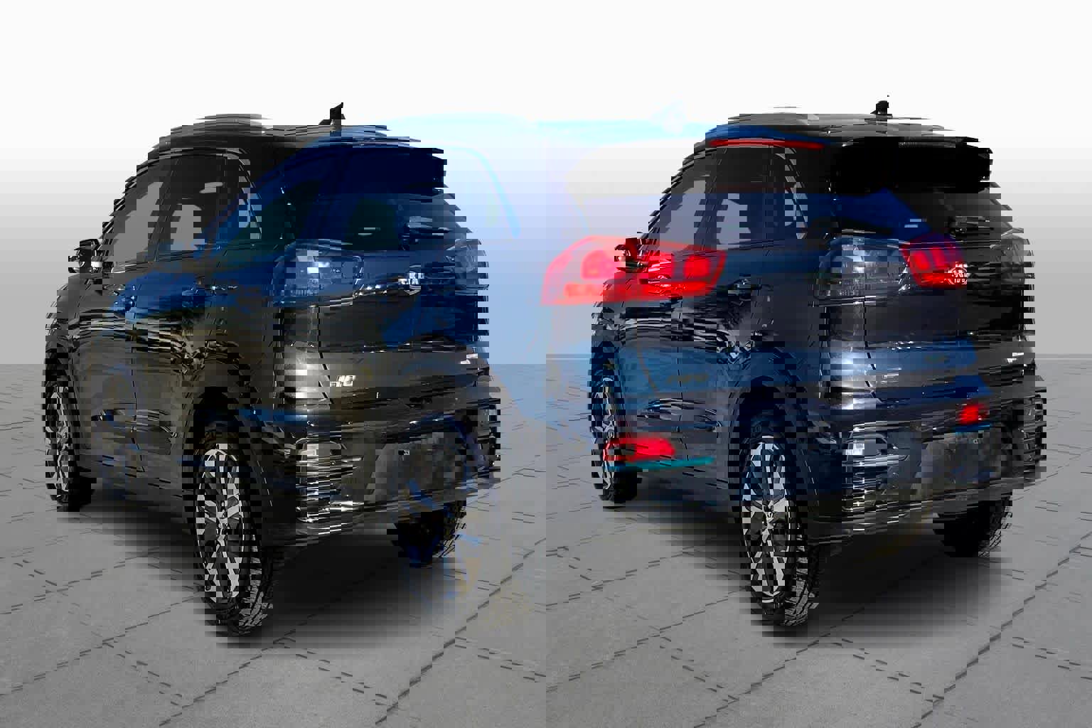 Used 2020 Kia Niro EX w/ Cold Weather Package image 11