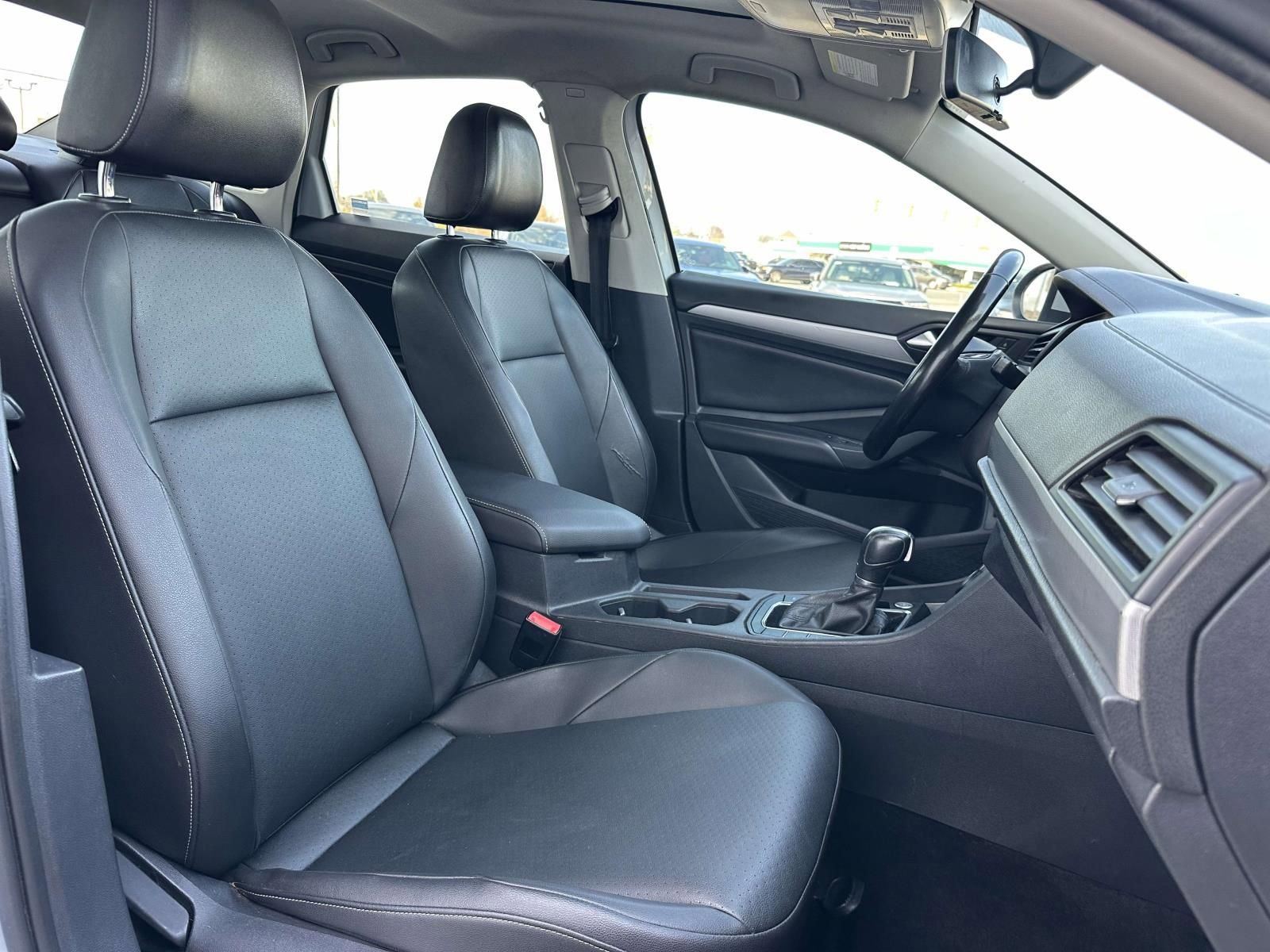 Used 2019 Volkswagen Jetta SE w/ Cold Weather Package FWD image 10