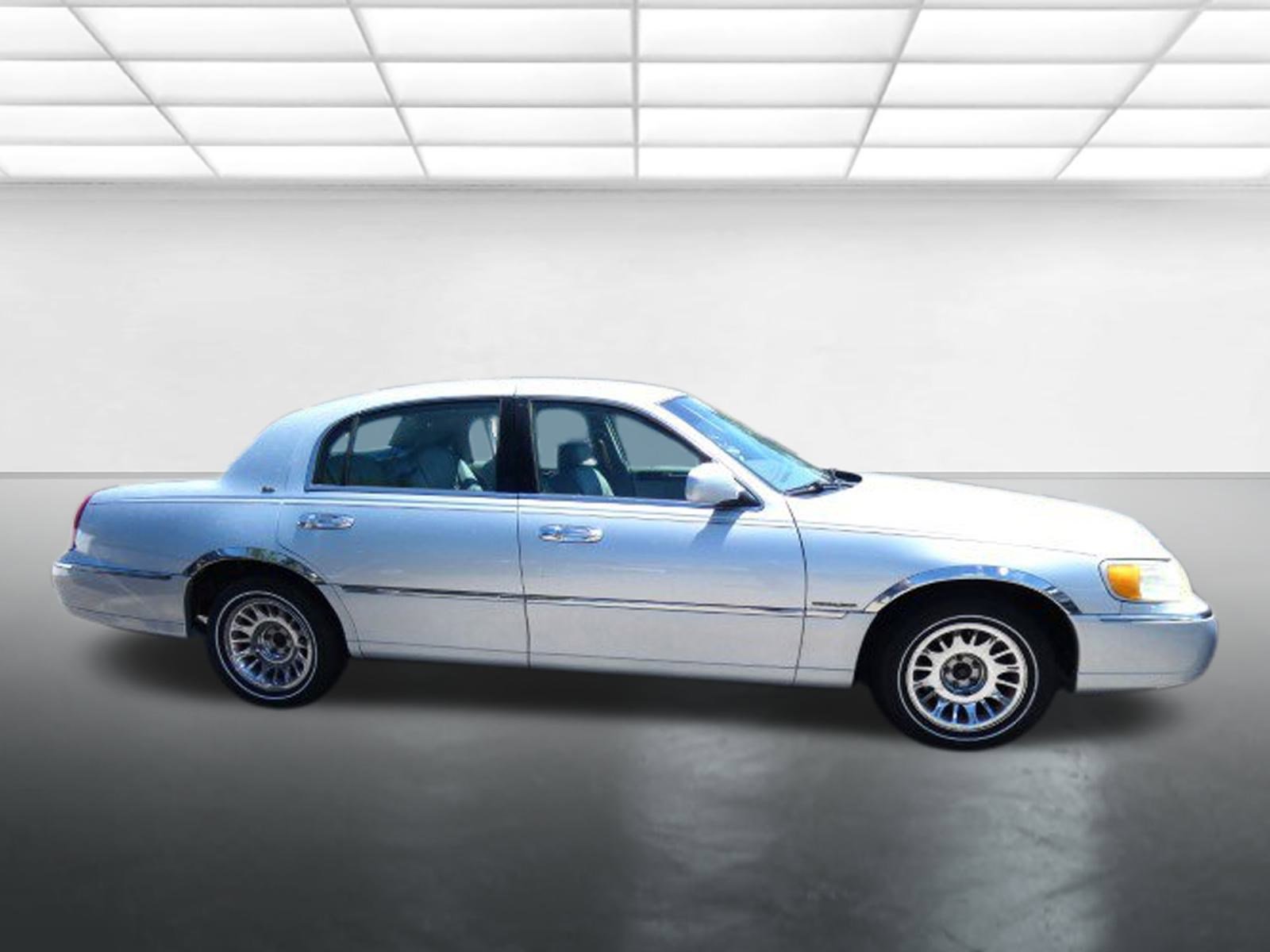 Used 2001 Lincoln Town Car Cartier image 3