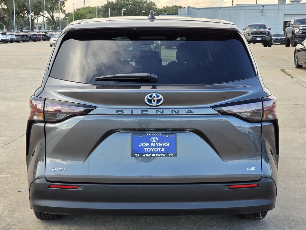 Used 2025 Toyota Sienna LE FWD image 8
