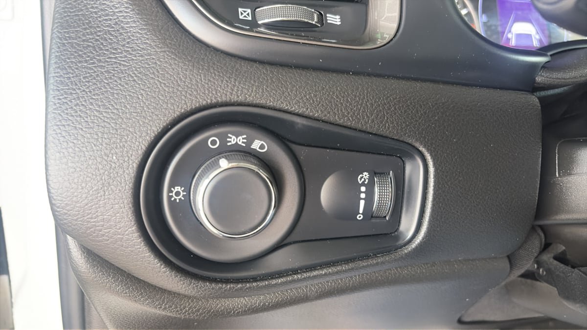 Used 2023 Jeep Renegade Latitude AWD/4WD image 22