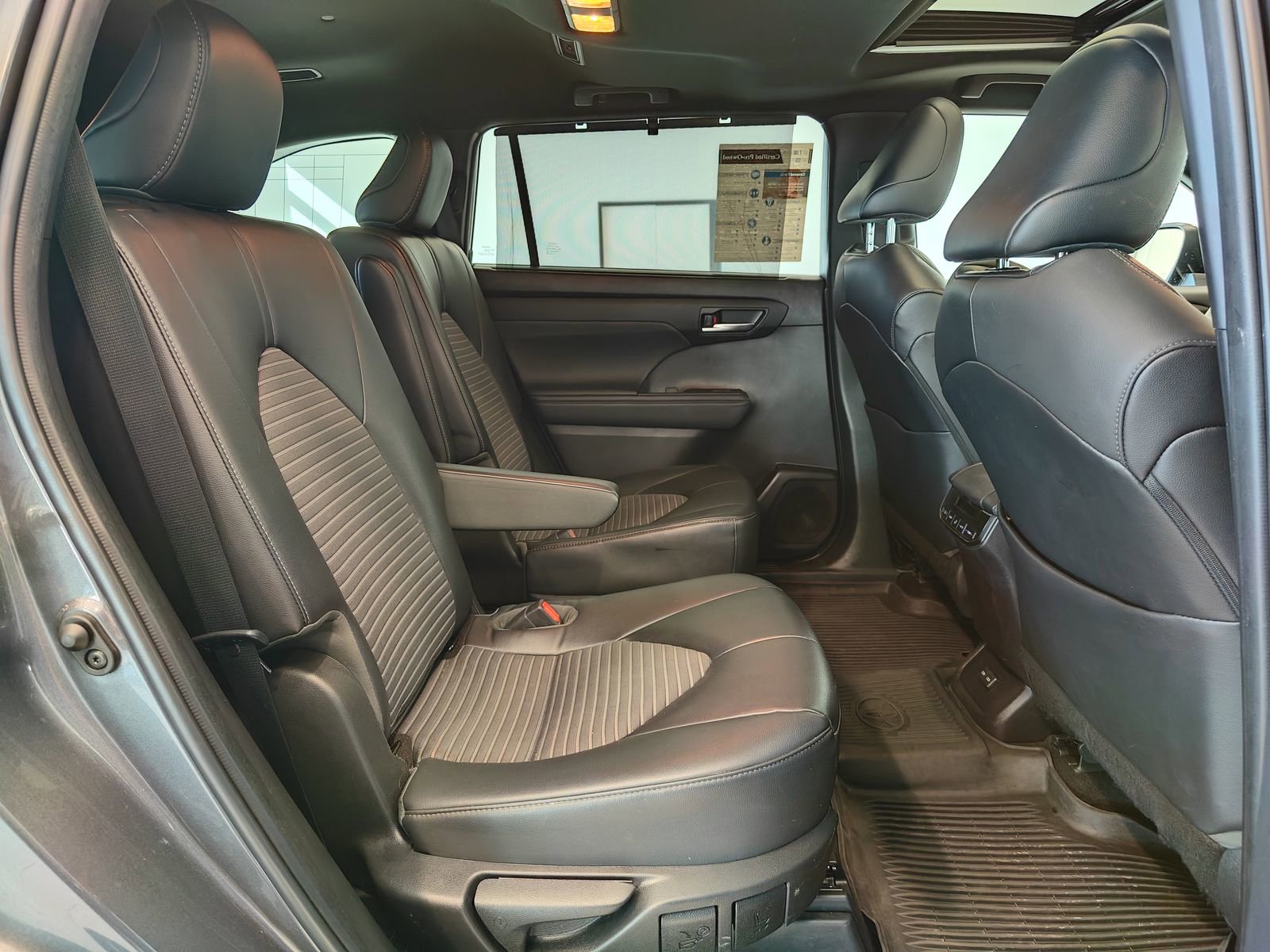 Used 2023 Toyota Highlander XSE image 23