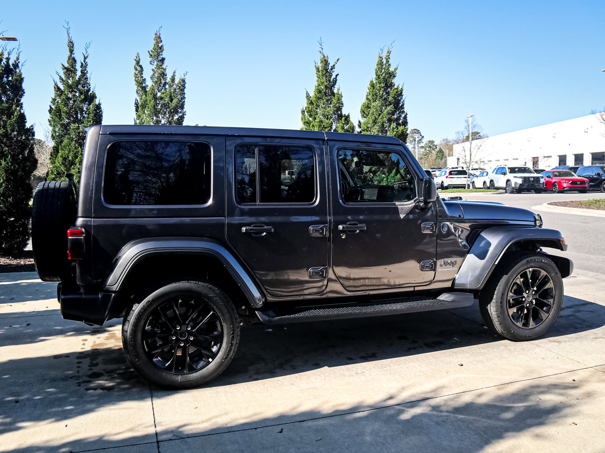 Used 2025 Jeep Wrangler Sahara image 11