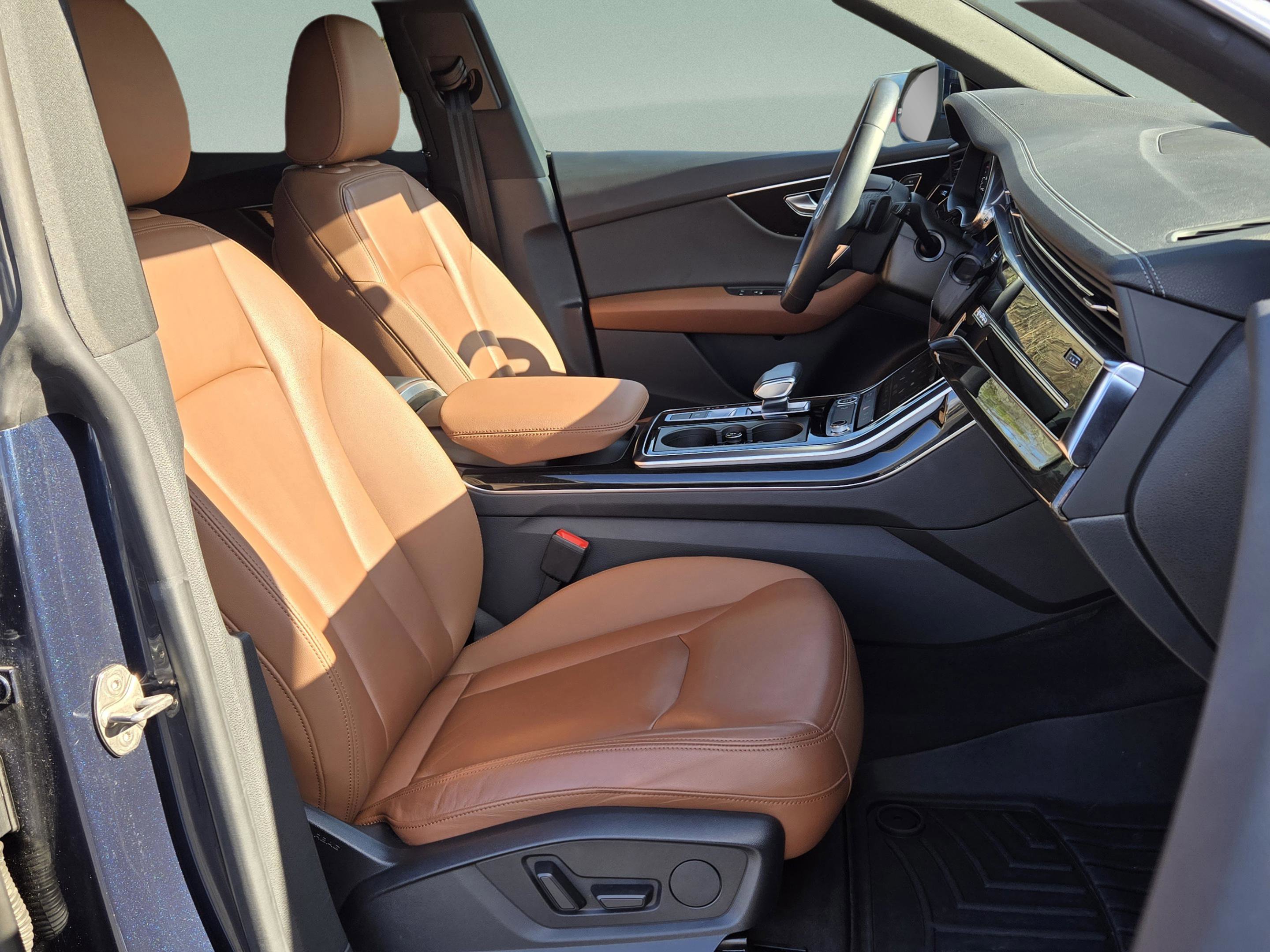 Used 2023 Audi Q8 Premium image 27