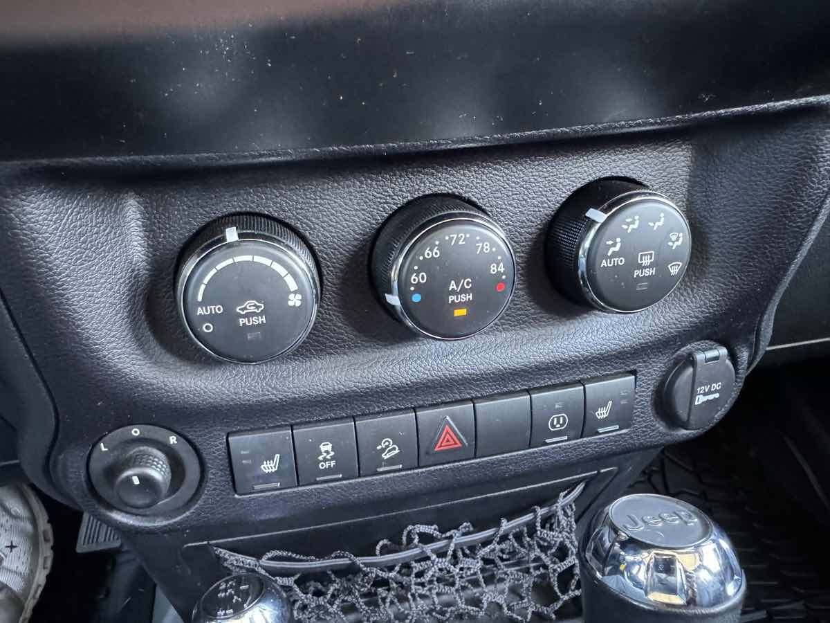 Used 2016 Jeep Wrangler Unlimited Sahara w/ Connectivity Group image 27