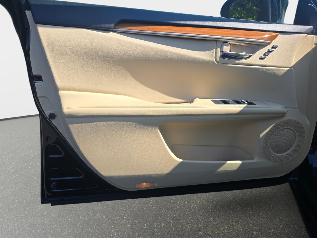 Used 2015 Lexus ES 300h w/ Navigation System Package FWD image 29