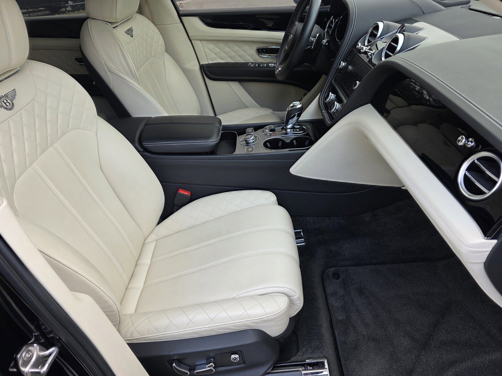 Used 2019 Bentley Bentayga image 3