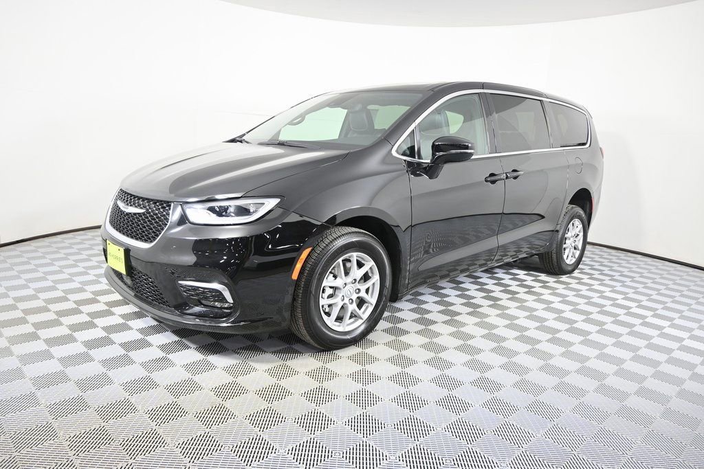 Used 2025 Chrysler Pacifica Select FWD image 2