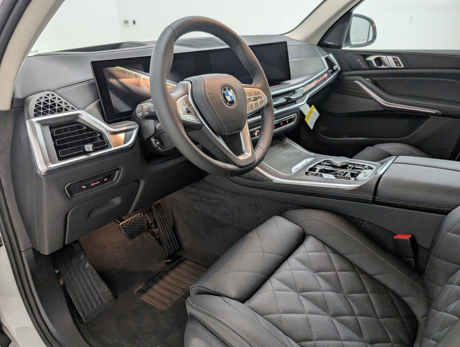 Used 2025 BMW X7 xDrive40i w/ Premium Package image 4