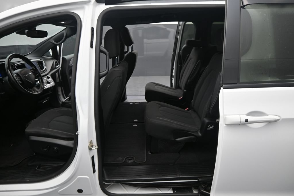 Used 2019 Chrysler Pacifica Touring Plus w/ Advanced Safetytec Group FWD image 28