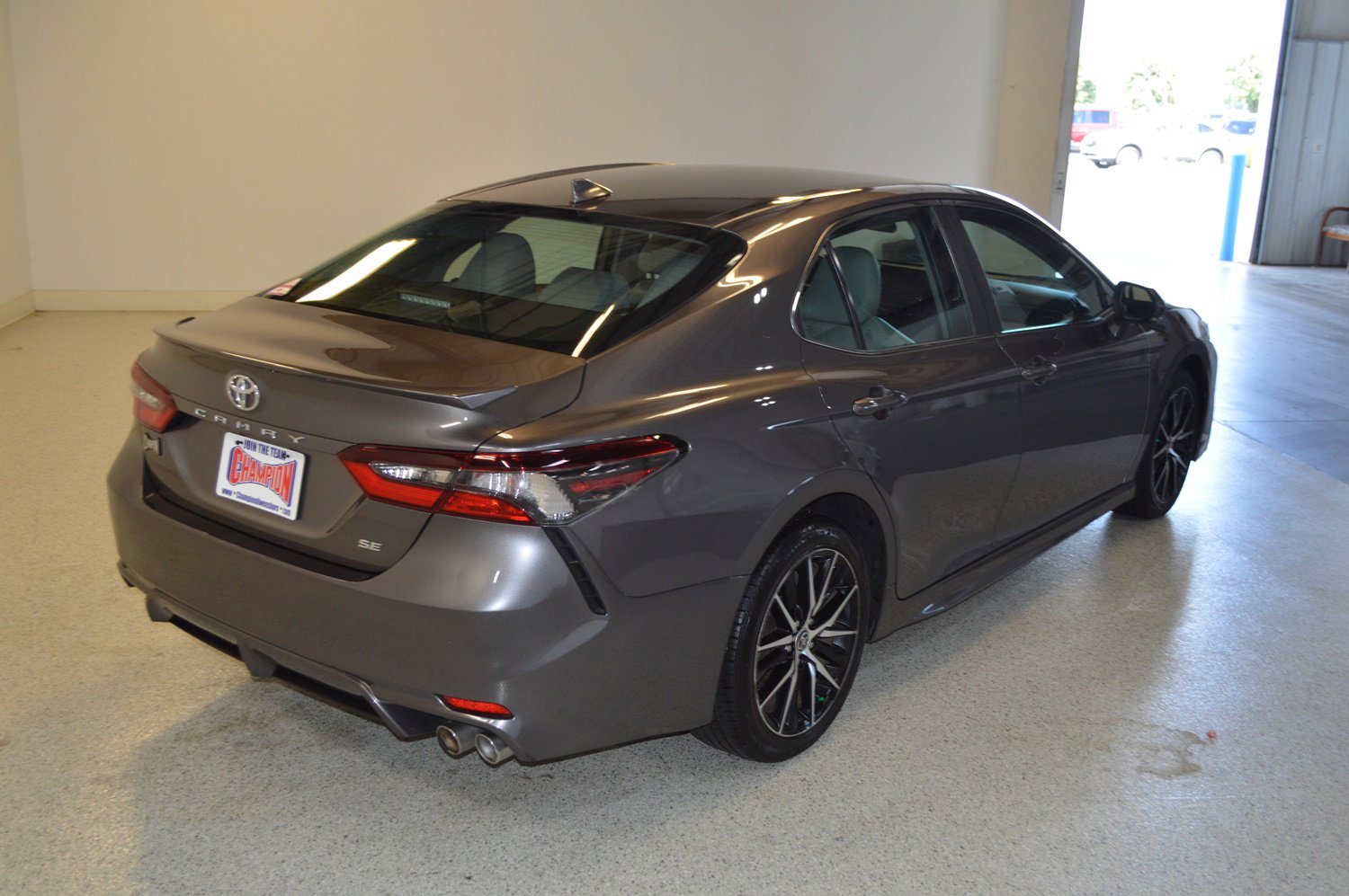 Used 2022 Toyota Camry SE image 3
