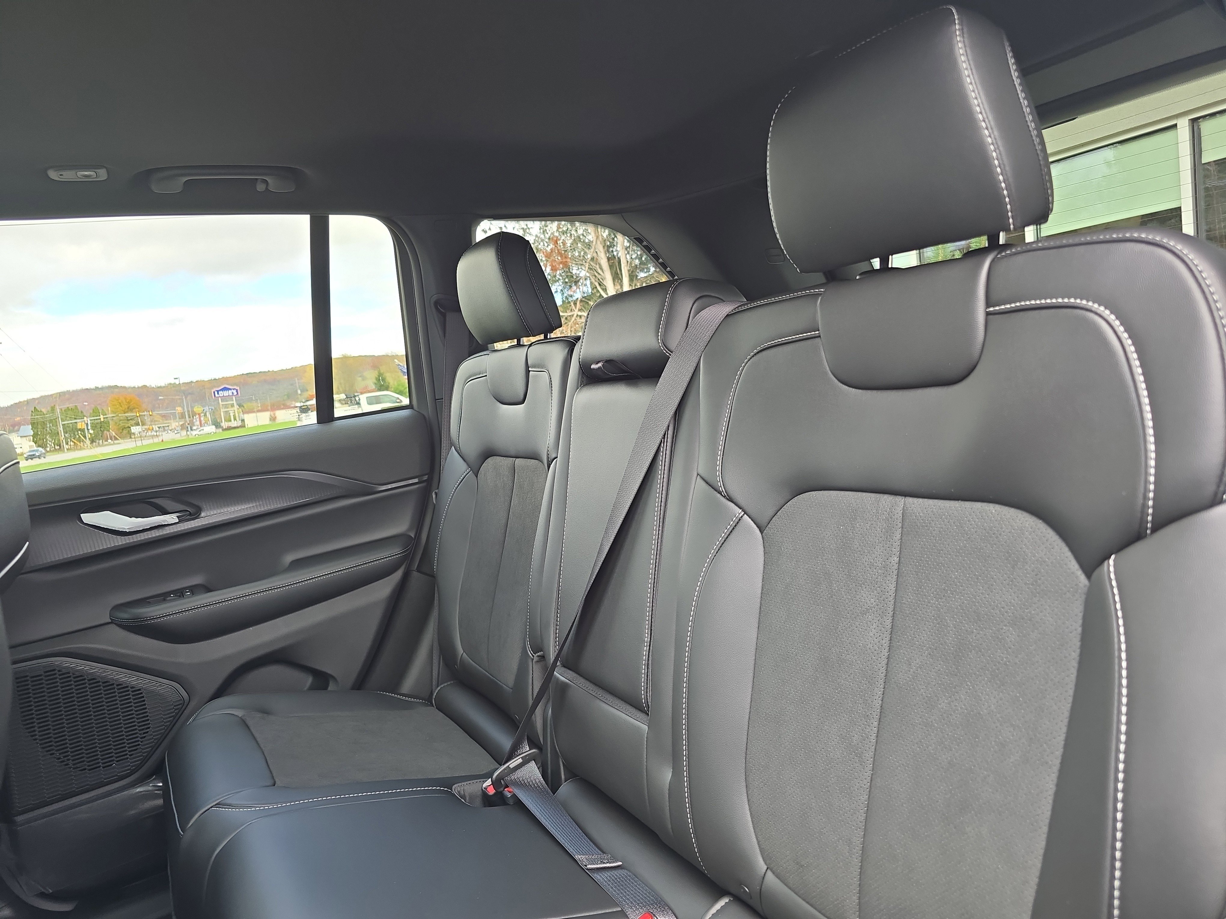 New 2025 Jeep Grand Cherokee Altitude image 14