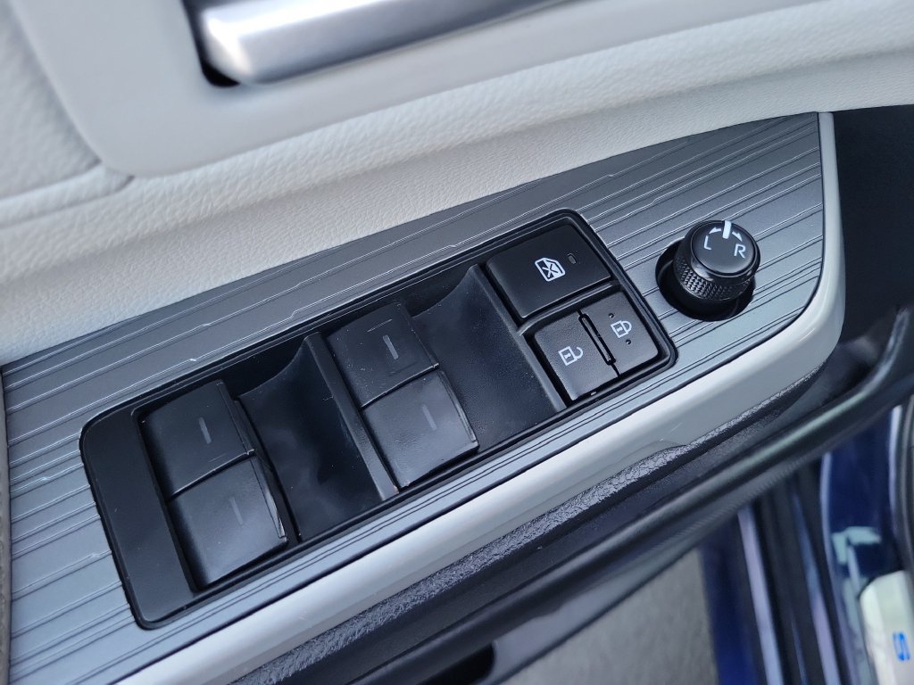 Used 2025 Toyota Sienna XLE w/ XLE Plus Package FWD image 22