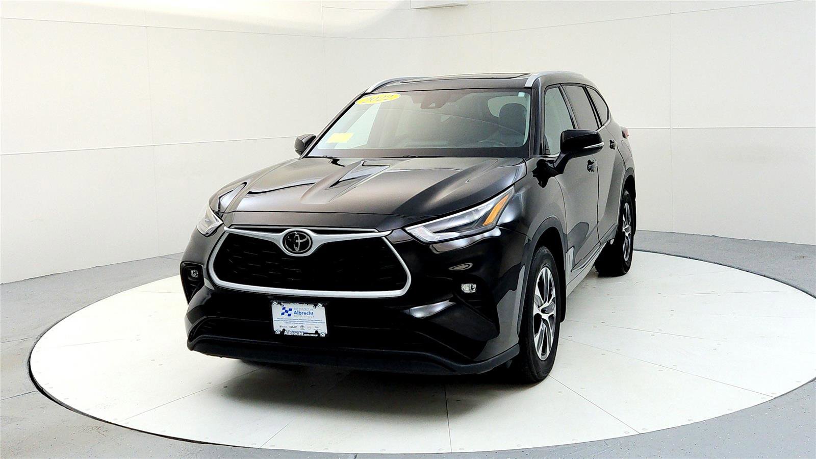 Certified 2022 Toyota Highlander XLE image 2