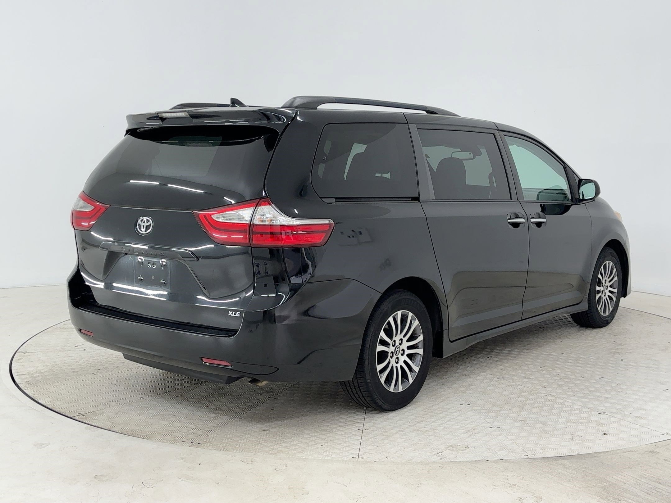 Used 2019 Toyota Sienna XLE image 8