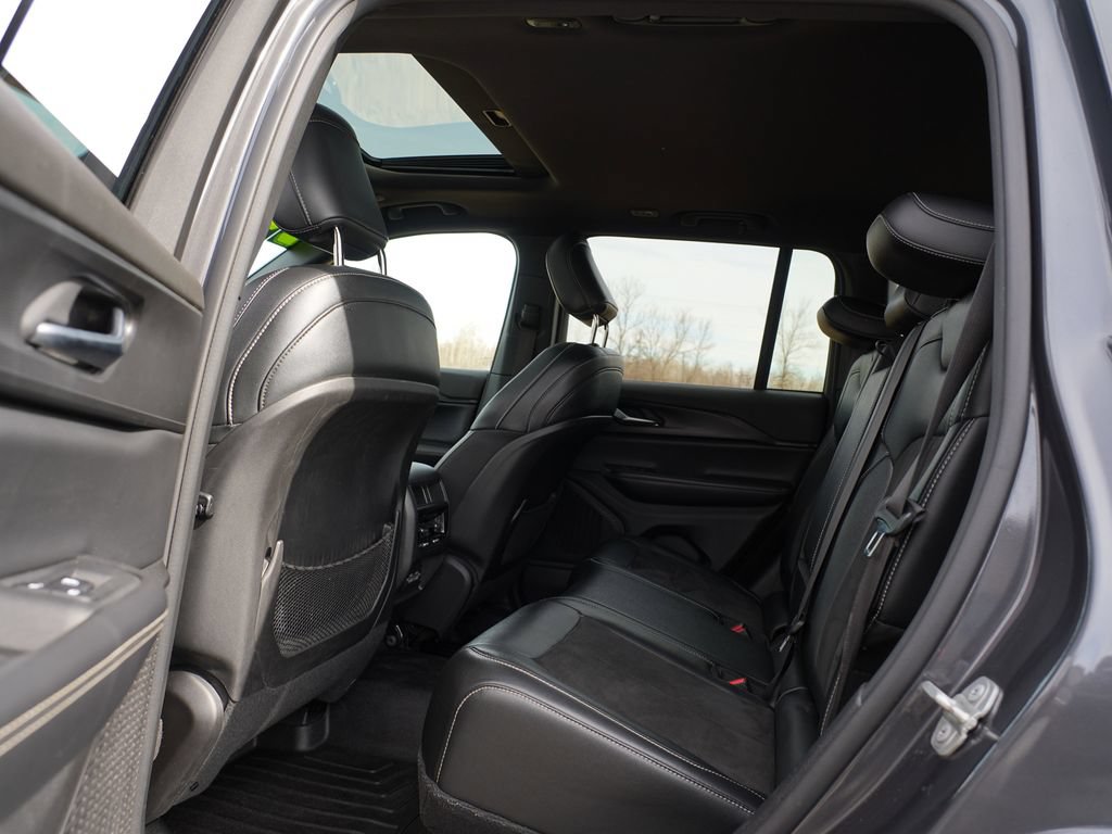 Used 2024 Jeep Grand Cherokee Altitude AWD/4WD image 16