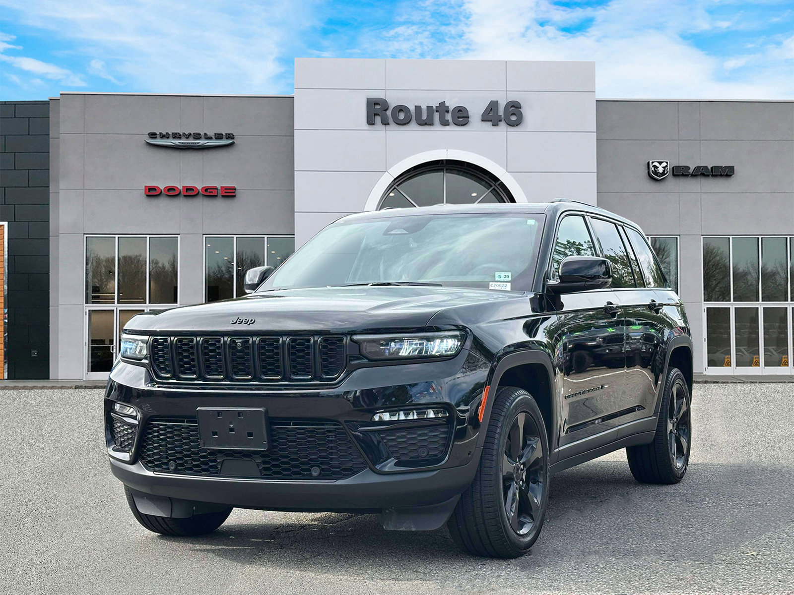 Used 2024 Jeep Grand Cherokee Limited w/ Luxury Tech Group II AWD/4WD image 2