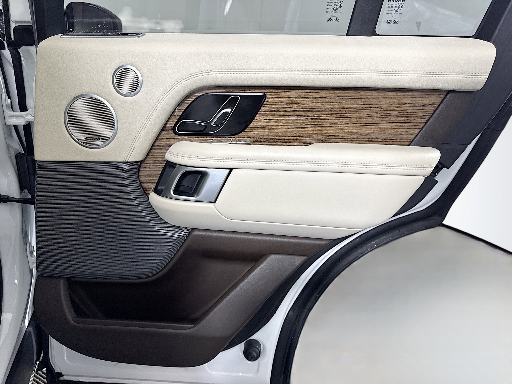 Used 2020 Land Rover Range Rover HSE image 28