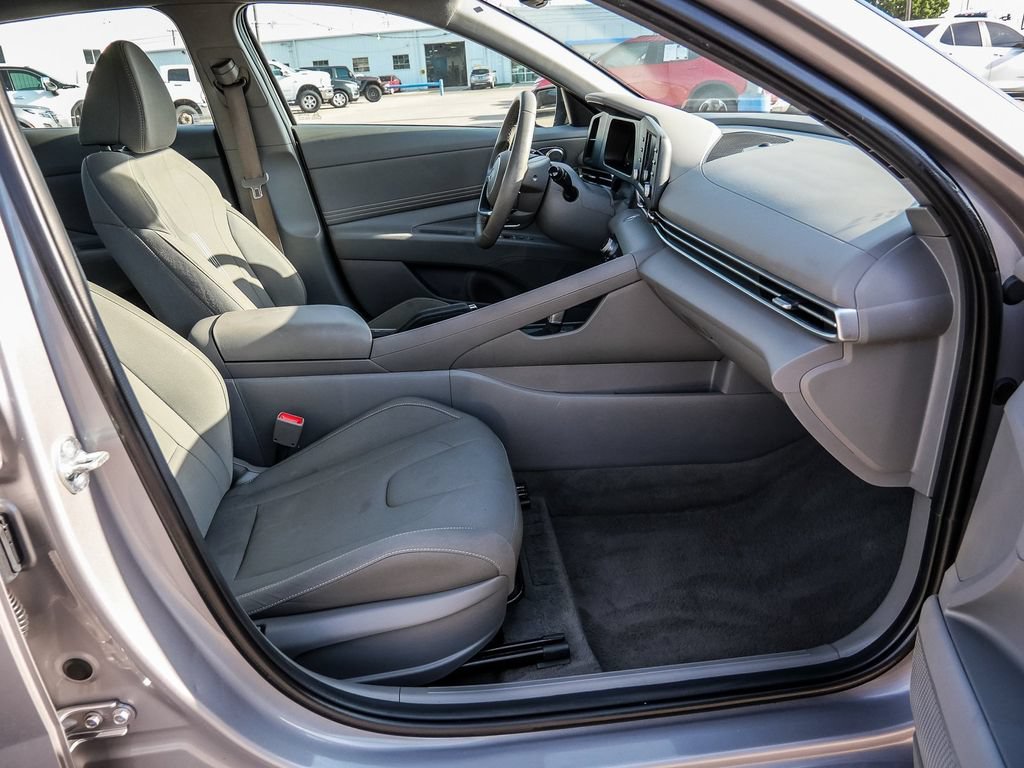 Used 2025 Hyundai Elantra Sport FWD image 15