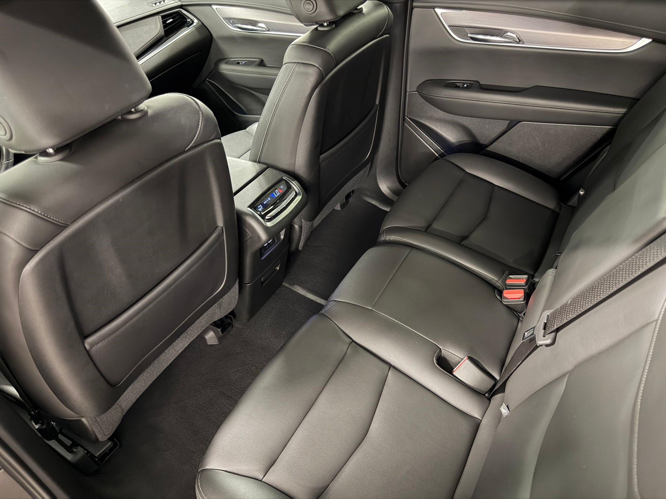 Certified 2025 Cadillac XT6 Luxury FWD image 33