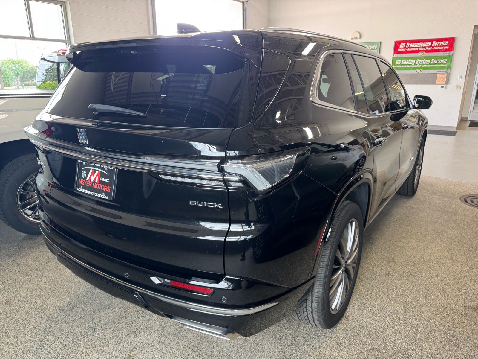 Used 2025 Buick Enclave Avenir w/ Super Cruise Package AWD/4WD image 5