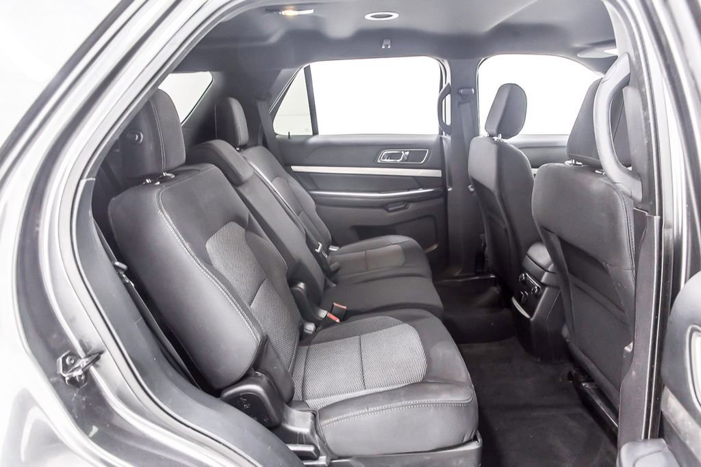 Used 2018 Ford Explorer XLT image 32