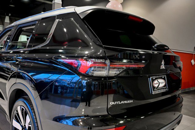 Used 2025 Mitsubishi Outlander AWD image 12