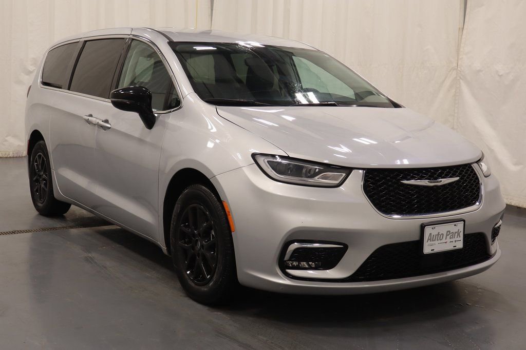 Certified 2024 Chrysler Pacifica Touring-L image 3