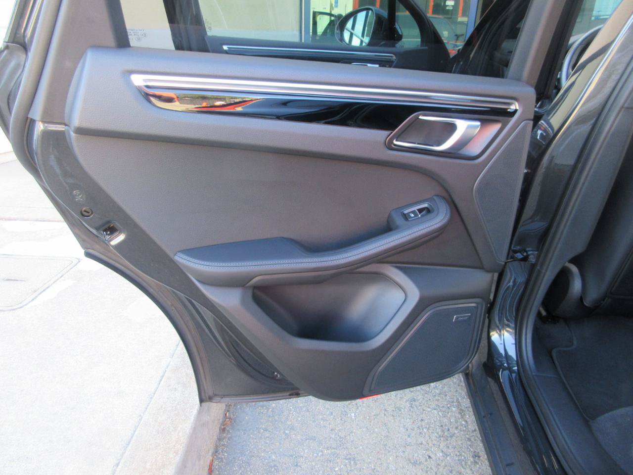 Used 2025 Porsche Macan w/ Premium Package Plus AWD/4WD image 40