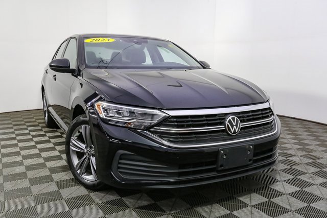 Used 2023 Volkswagen Jetta SE image 3
