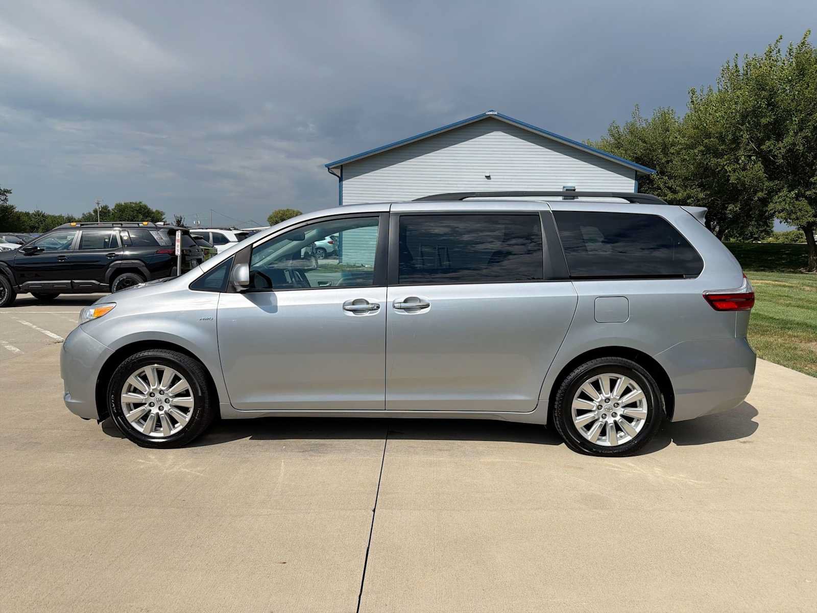 Used 2017 Toyota Sienna XLE AWD/4WD image 3