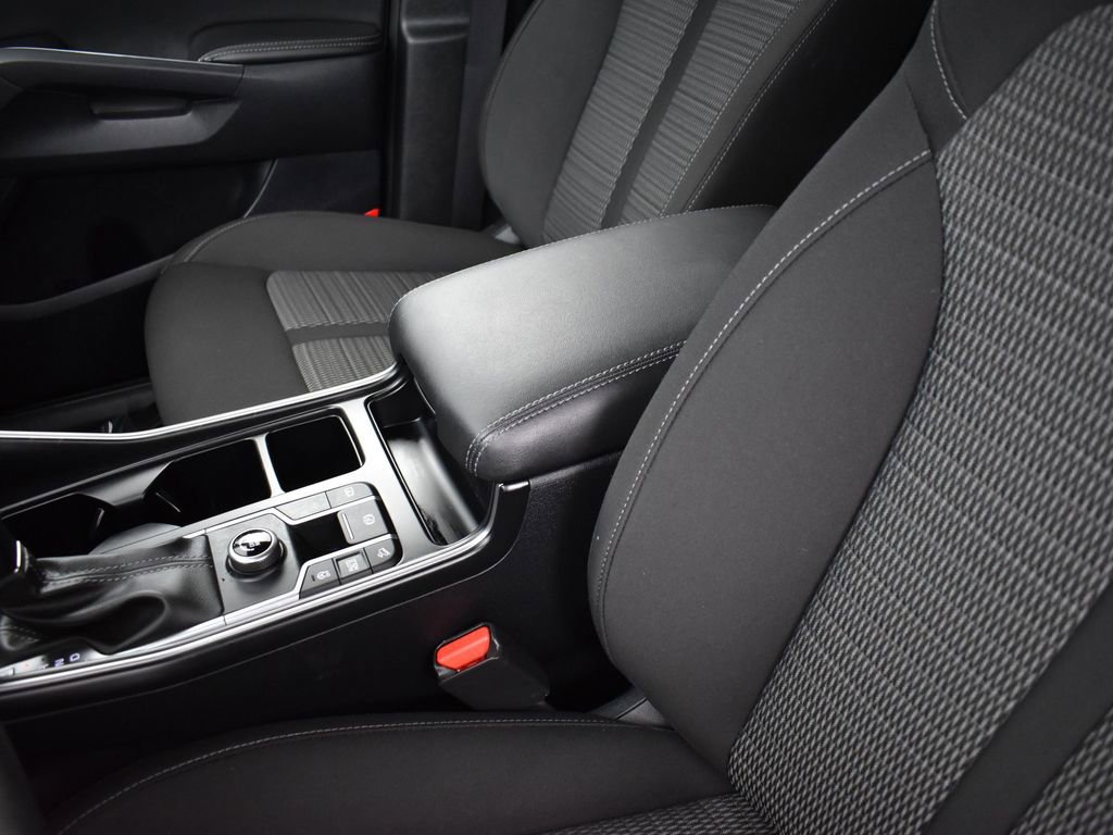 Certified 2025 Kia Sorento LX image 13