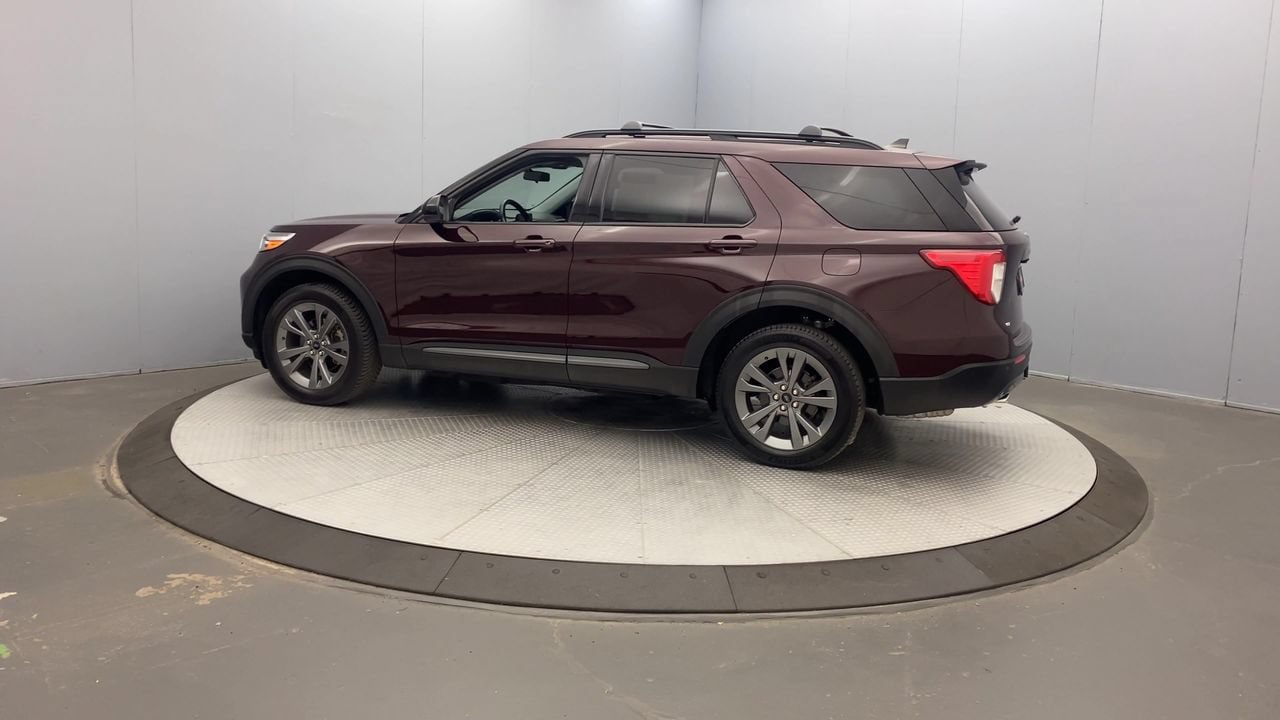 Used 2022 Ford Explorer XLT w/ Equipment Group 202A AWD/4WD image 2