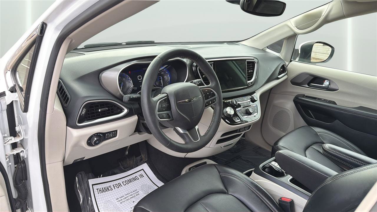 Used 2023 Chrysler Pacifica Touring-L image 14