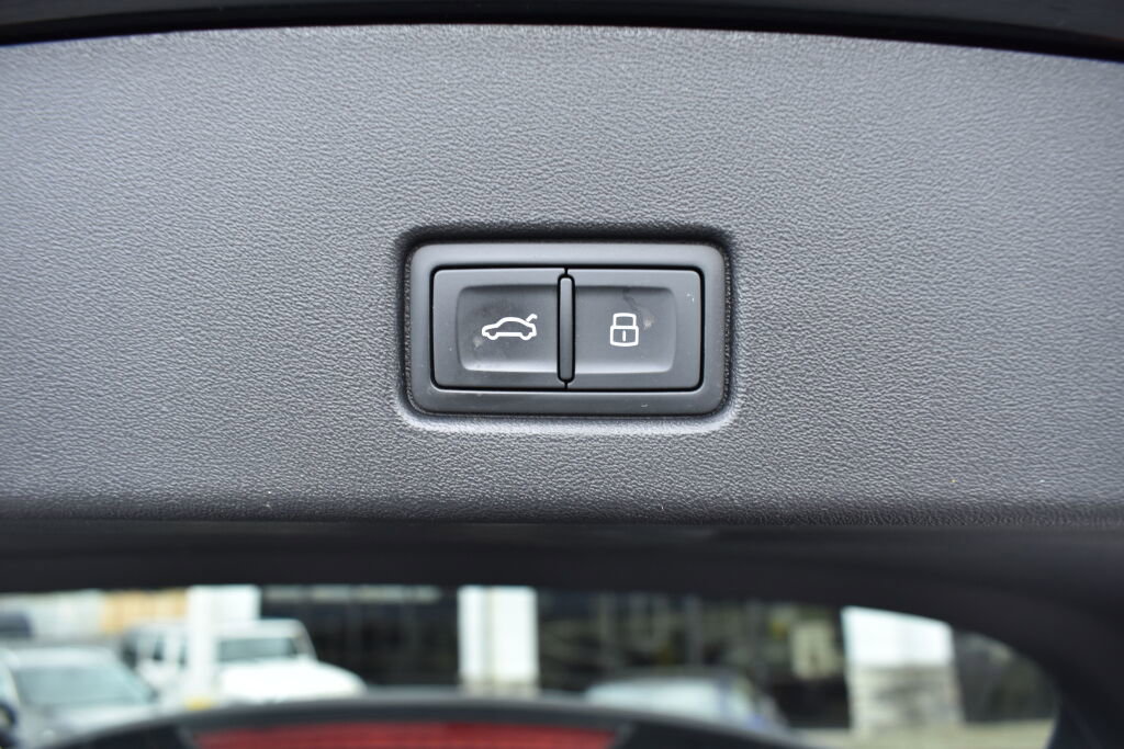 Used 2022 Audi Q4 e-tron Prestige image 31