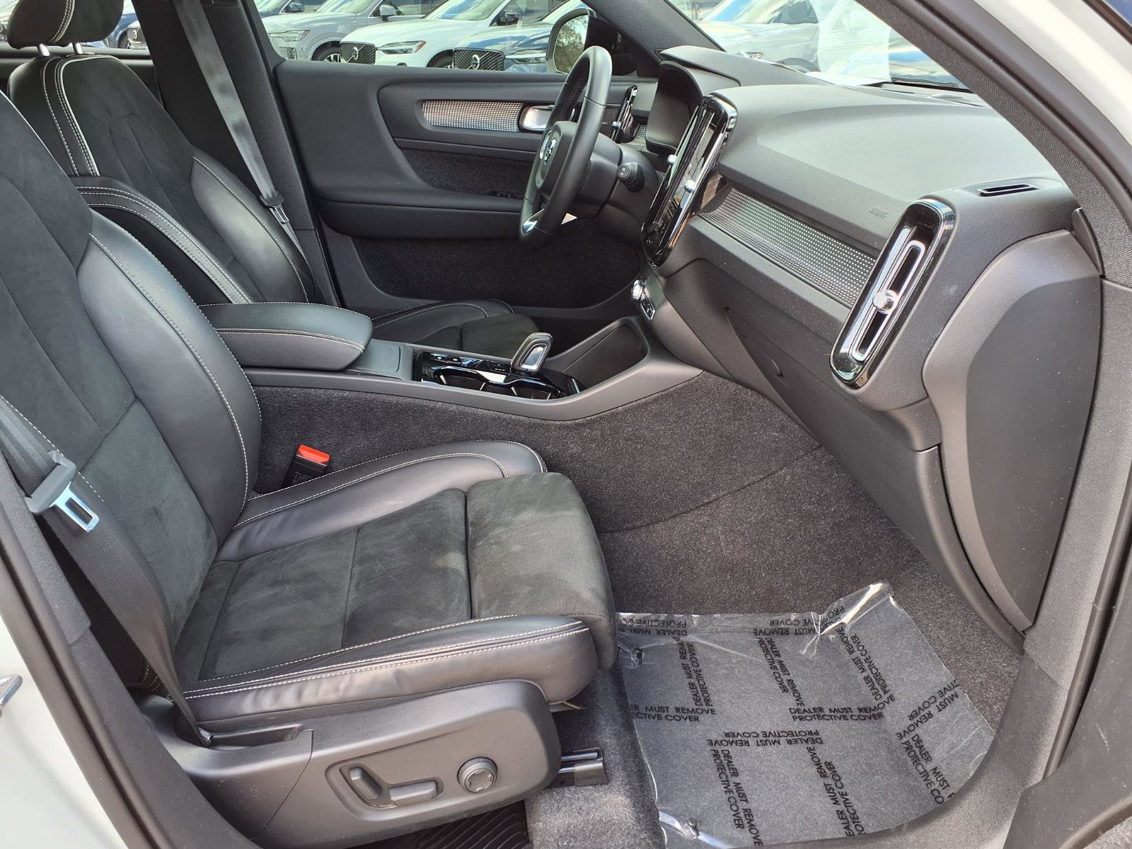 Used 2022 Volvo XC40 T5 R-Design w/ Advanced Package image 11