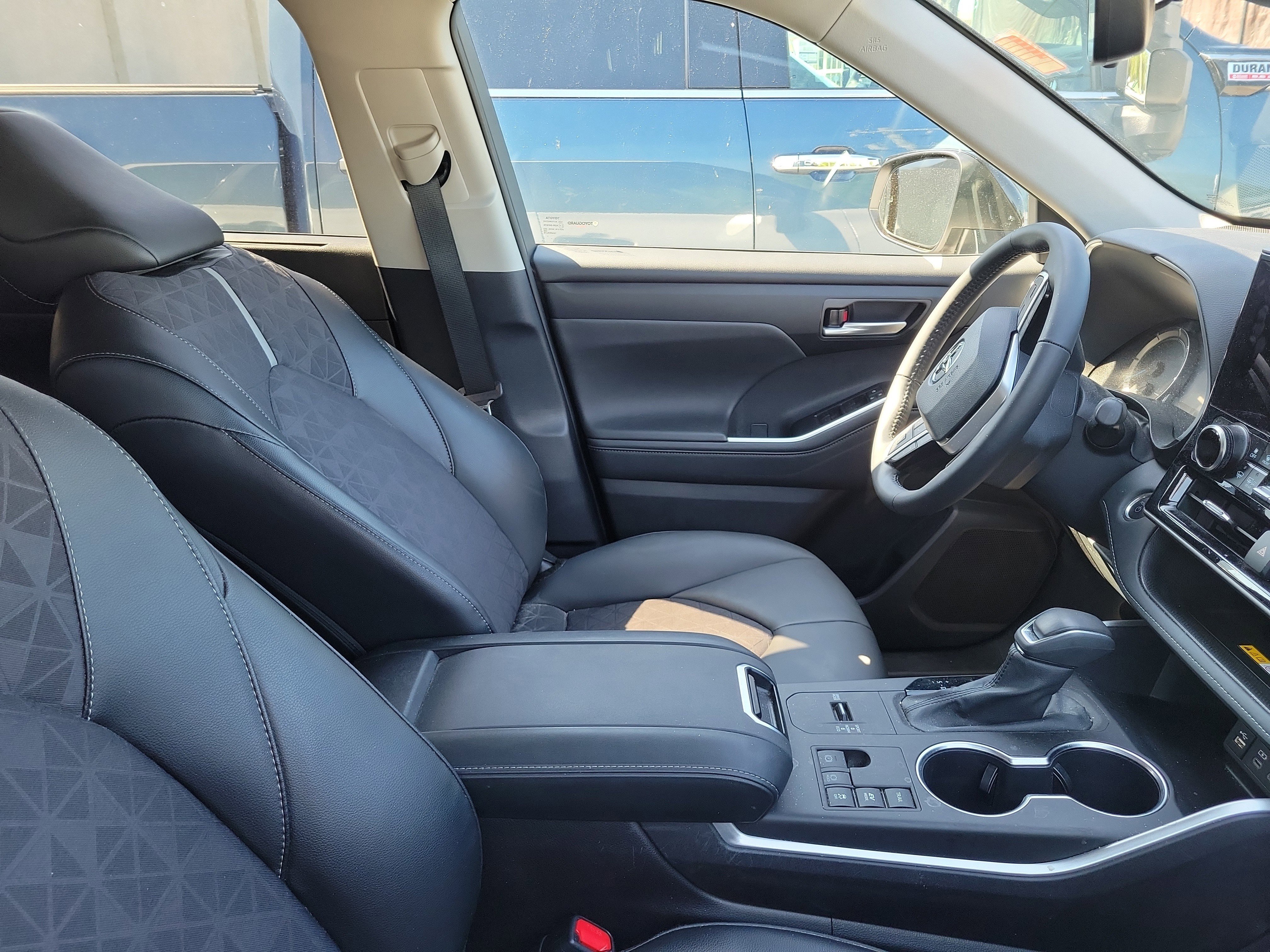 Used 2025 Toyota Highlander XLE AWD/4WD image 7