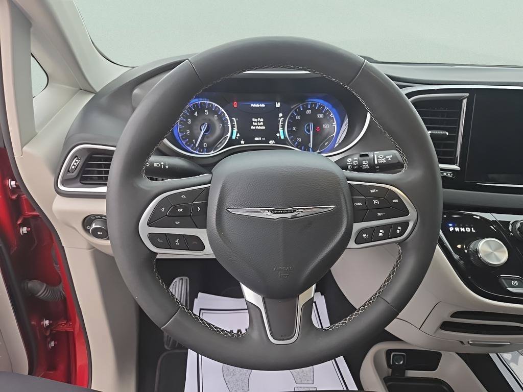Used 2024 Chrysler Pacifica Touring-L FWD image 16