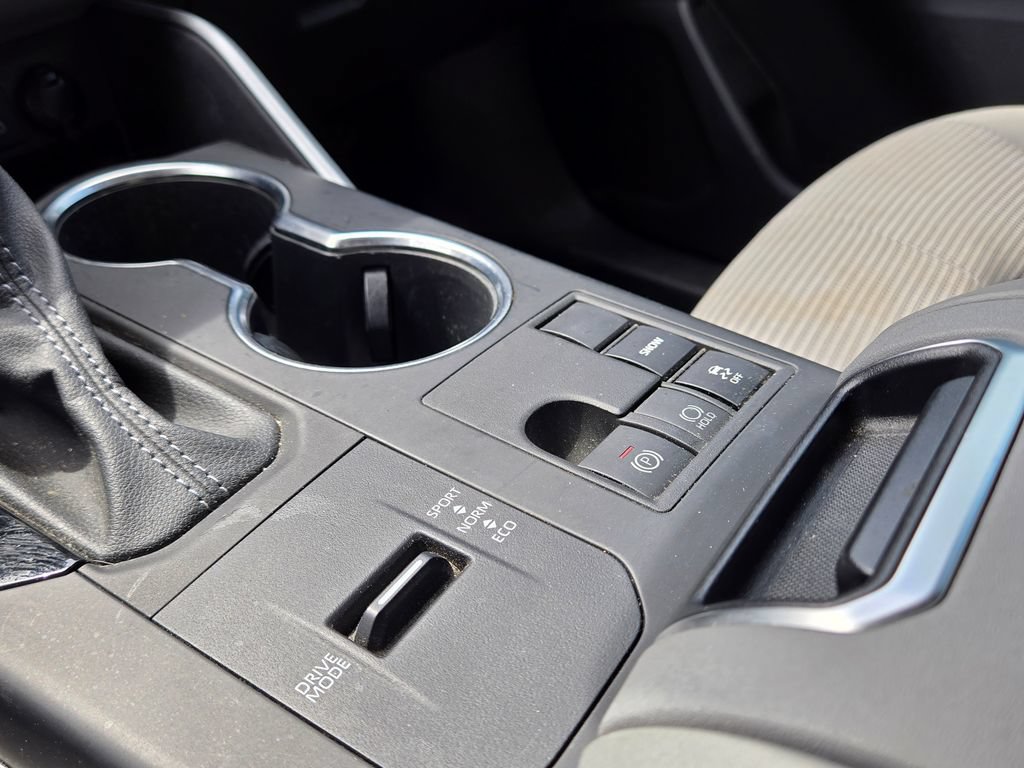 Used 2024 Toyota Highlander LE FWD image 25