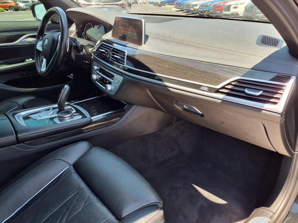 Used 2019 BMW 750i xDrive w/ M Sport Package AWD/4WD image 17